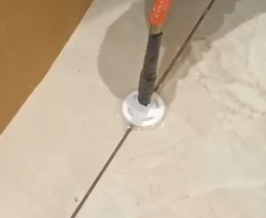 景德镇市瓷砖空鼓维修公司专业解答瓷砖在铺贴过程中，如果没有涂抹均匀到位的粘结材料（如水泥砂浆或瓷砖胶），可能会导致以下问题