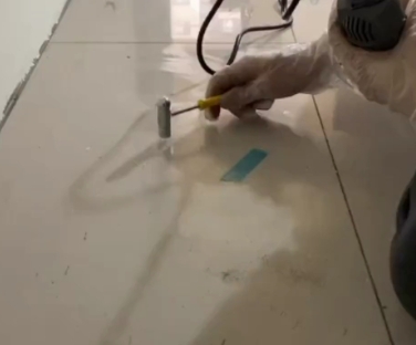 景德镇市瓷砖开裂维修公司专业分享瓷砖在铺贴前如果没有沥干水分，将会导致以下问题